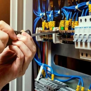 Sửa điện khẩn cấp tại nhà Hồ Chí Minh